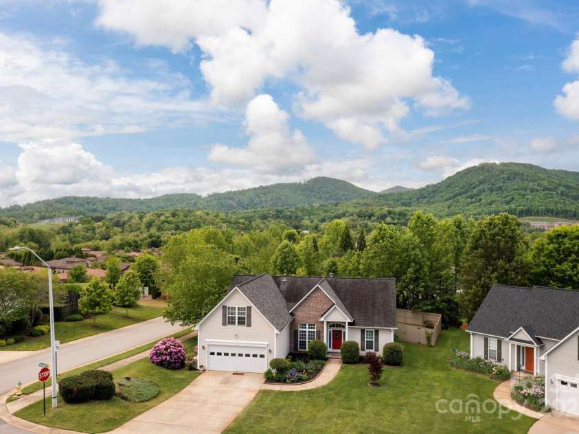 102 Farm Creek Drive, Asheville, NC 28806.  MLS# CAR4253472, YatesRealty ID 26871. 
