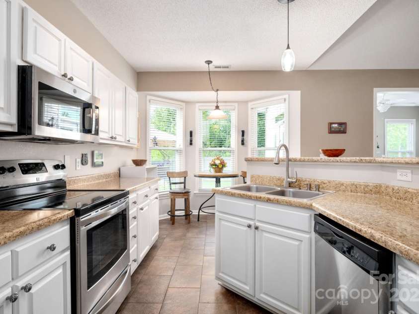 102 Farm Creek Drive, Asheville, NC 28806.  MLS# CAR4253472, YatesRealty ID 26871. 