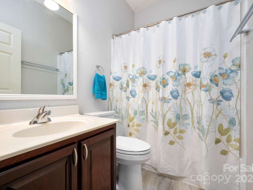 102 Farm Creek Drive, Asheville, NC 28806.  MLS# CAR4253472, YatesRealty ID 26871. Hall bath