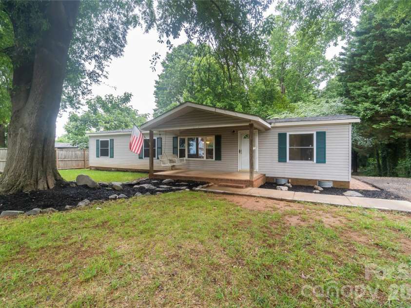 3902 Sharyn Drive, Charlotte, NC 28214.  MLS# CAR4386777, YatesRealty ID 26875. 