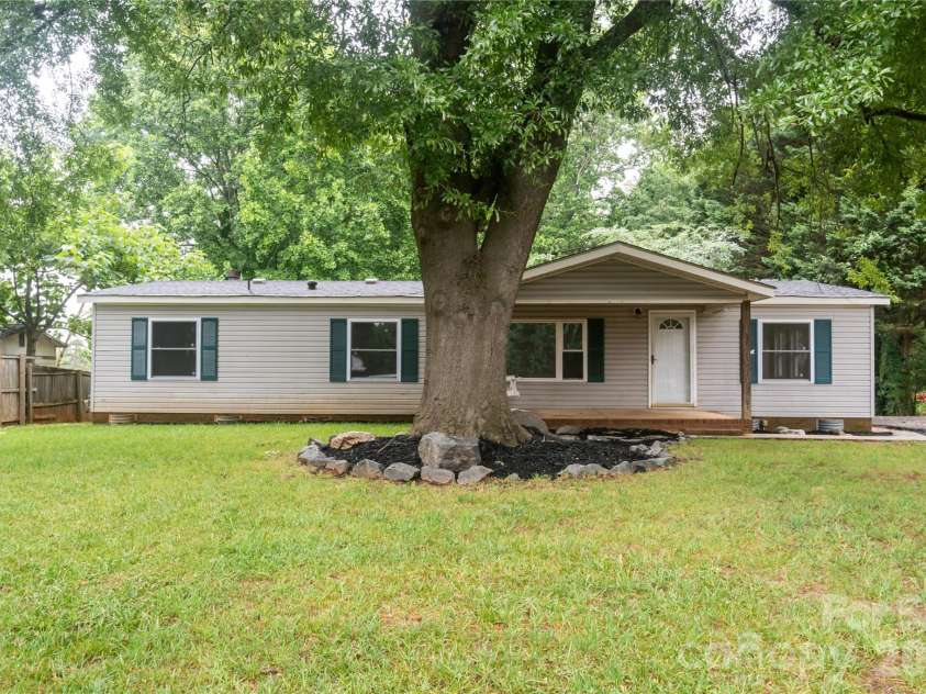 3902 Sharyn Drive, Charlotte, NC 28214.  MLS# CAR4386777, YatesRealty ID 26875. 