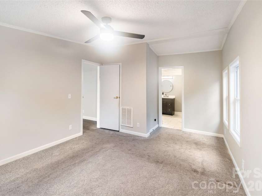 3902 Sharyn Drive, Charlotte, NC 28214.  MLS# CAR4386777, YatesRealty ID 26875. 