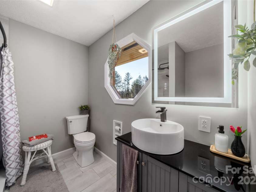 113 Pait Drive, Hendersonville, NC 28791.  MLS# CAR4218353, YatesRealty ID 2688. 2nd full bath on main level