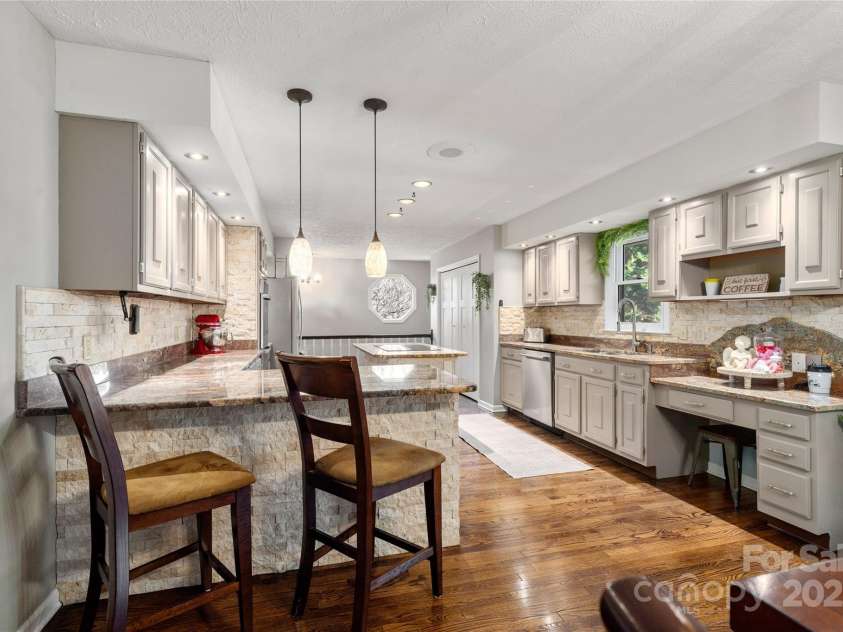 113 Pait Drive, Hendersonville, NC 28791.  MLS# CAR4218353, YatesRealty ID 2688. Breakfast bar