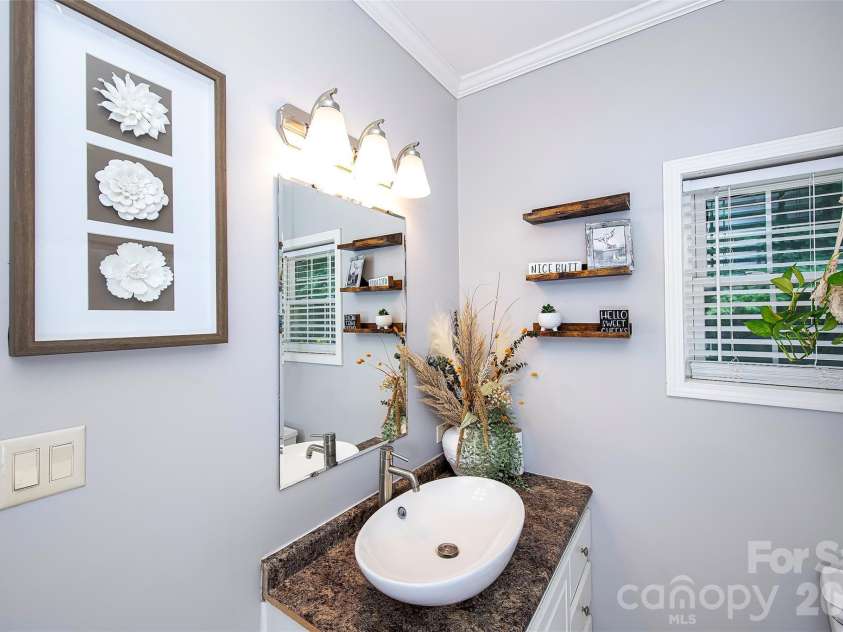 719 Phillipstown Road, Kershaw, SC 29067.  MLS# CAR4365888, YatesRealty ID 26880. Full Hallway Bathroom