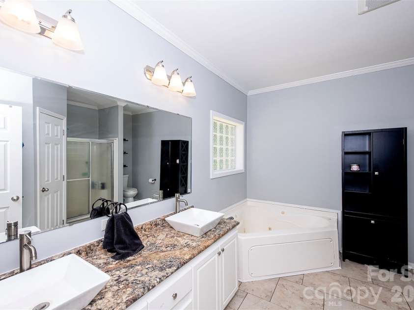 719 Phillipstown Road, Kershaw, SC 29067.  MLS# CAR4365888, YatesRealty ID 26880. Primary Bath with Jacuzzi Tub