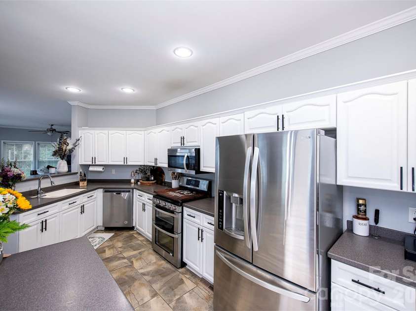 719 Phillipstown Road, Kershaw, SC 29067.  MLS# CAR4365888, YatesRealty ID 26880. Spacious Kitchen with all Stainless Appliances