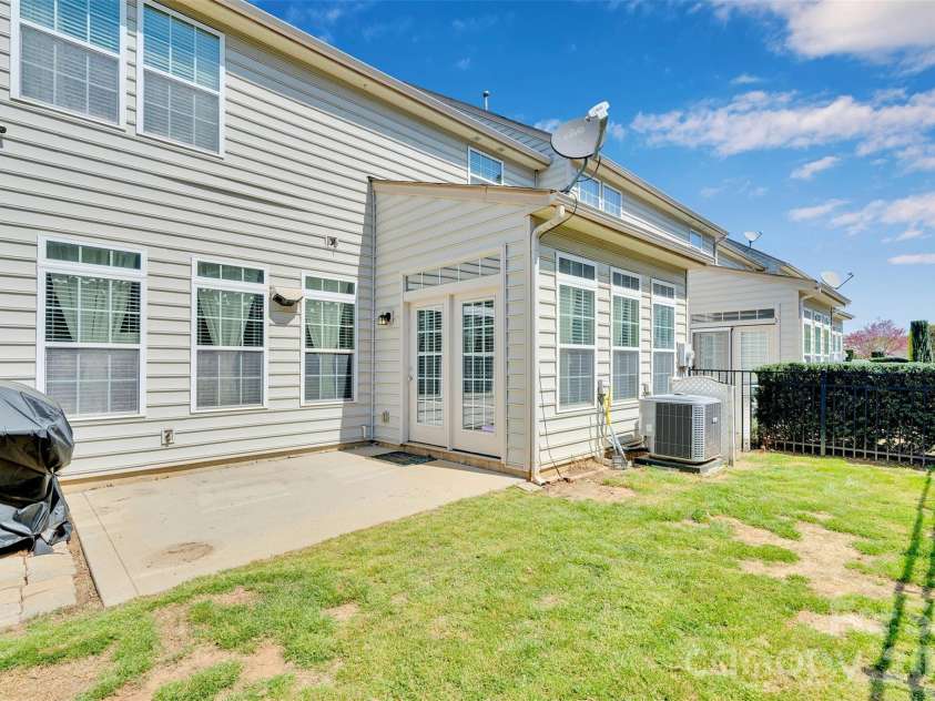 3353 Park South Station Boulevard, Charlotte, NC 28210.  MLS# CAR4364169, YatesRealty ID 26882. 