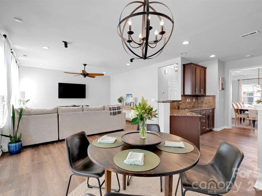 3353 Park South Station Boulevard, Charlotte, NC 28210.  MLS# CAR4364169, YatesRealty ID 26882. Breakfast area