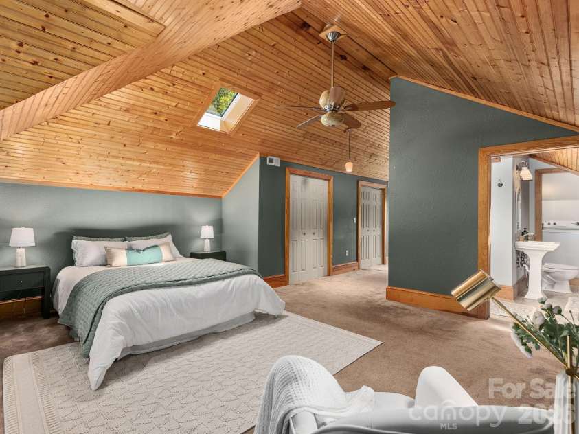15 Hillside Street, Asheville, NC 28801.  MLS# CAR4350045, YatesRealty ID 26883. Vaulted ceilings in owner's suite