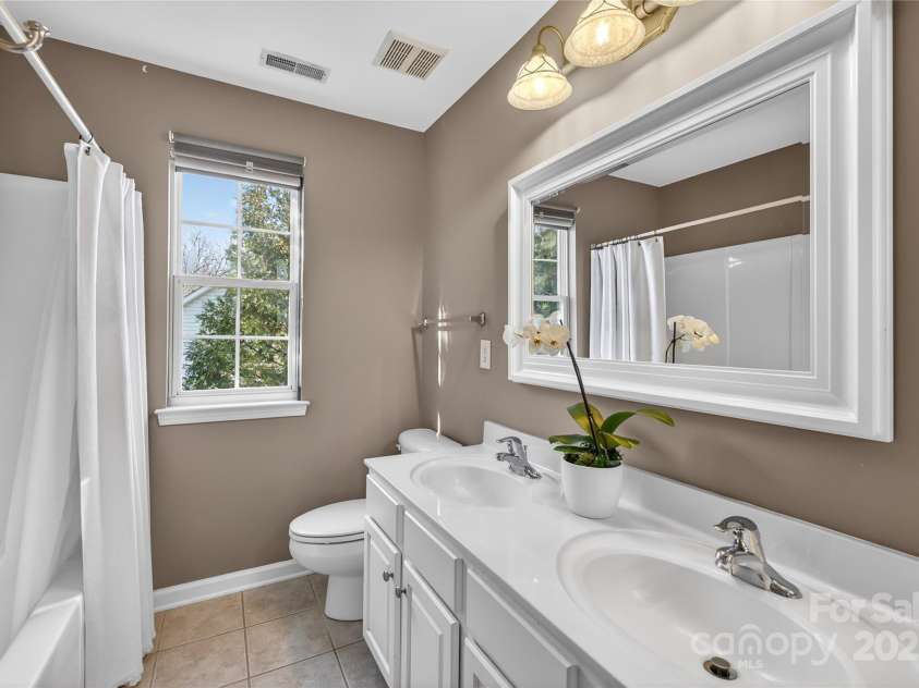 6800 Augustine Way, Charlotte, NC 28270.  MLS# CAR4331637, YatesRealty ID 26883. 2nd floor hallway full bathroom 