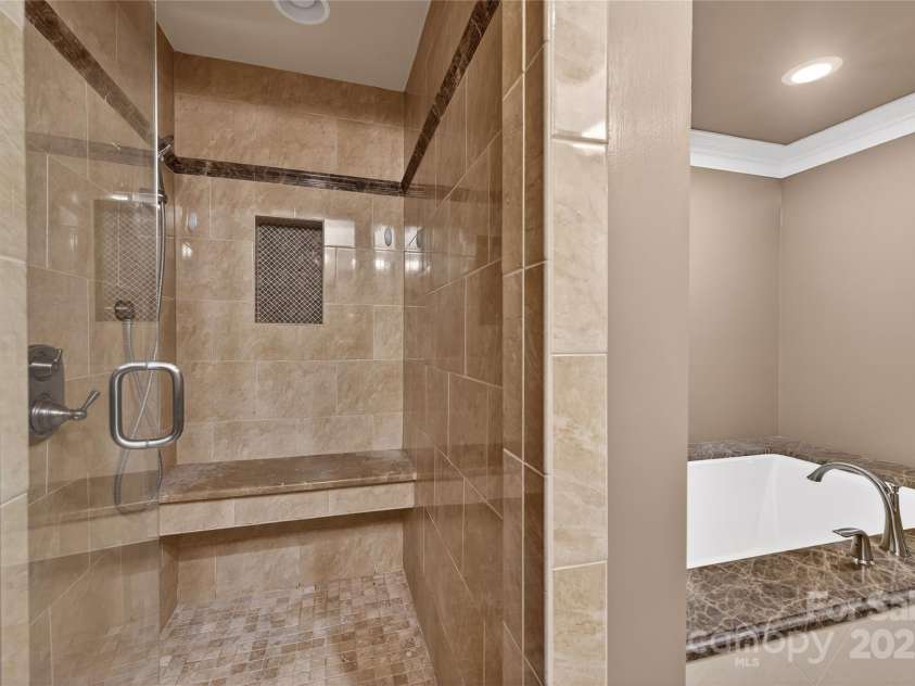 6800 Augustine Way, Charlotte, NC 28270.  MLS# CAR4331637, YatesRealty ID 26883. Basement suite bathroom 