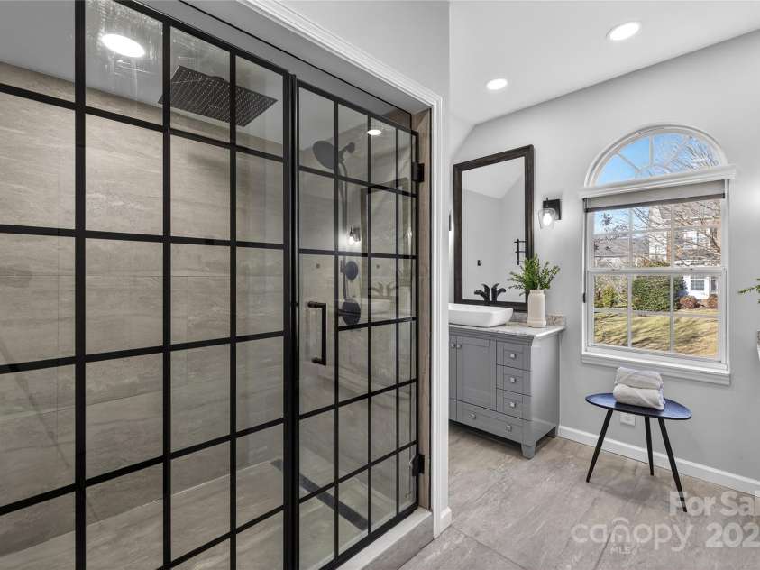 6800 Augustine Way, Charlotte, NC 28270.  MLS# CAR4331637, YatesRealty ID 26883. Primary bathroom 