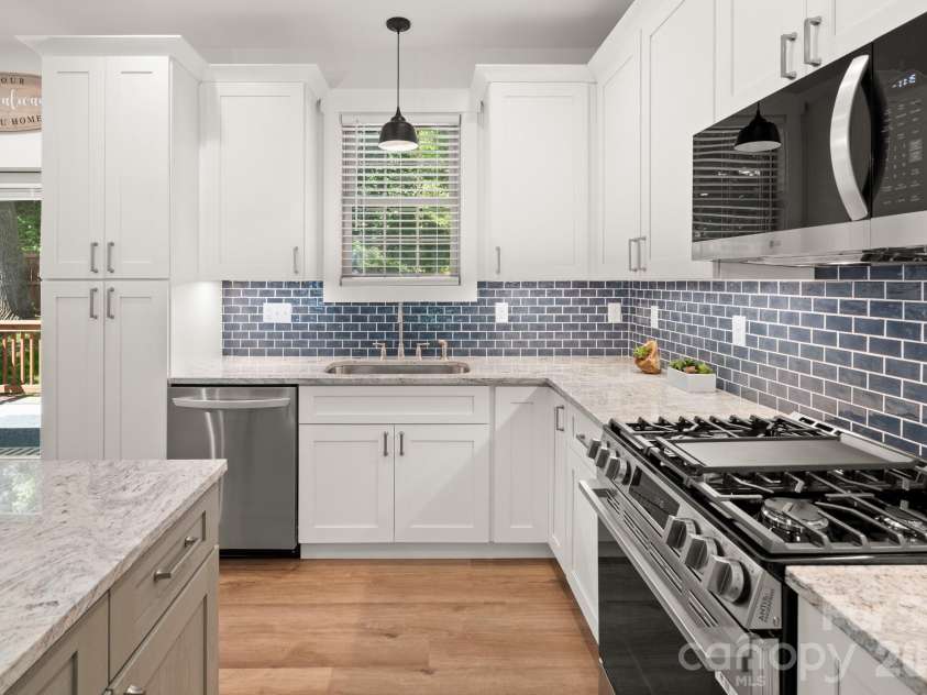 445 Governors View Road, Asheville, NC 28805.  MLS# CAR4383866, YatesRealty ID 26886. 