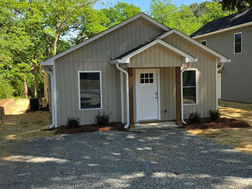 810 Long Street, Albemarle, NC 28001.  MLS# CAR4345624, YatesRealty ID 26887. 