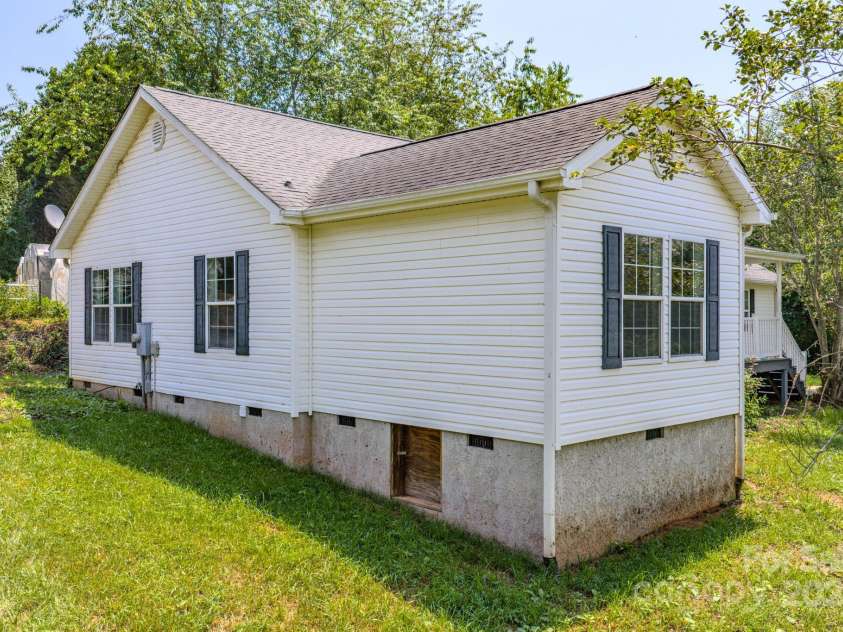 19 New Liberty Road, Leicester, NC 28748.  MLS# CAR4278479, YatesRealty ID 26888. 