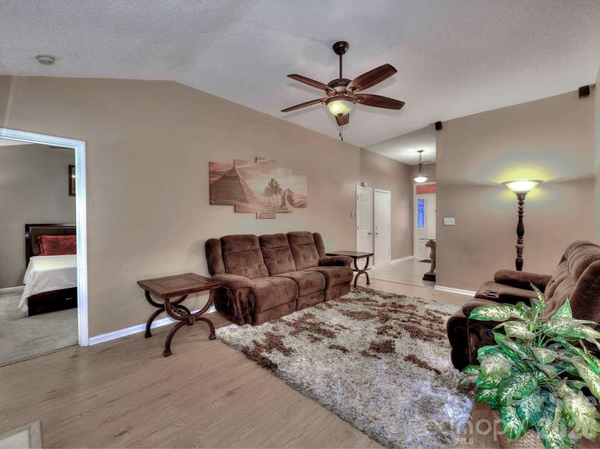 3102 Mintleaf Drive, Charlotte, NC 28269.  MLS# CAR4375220, YatesRealty ID 26888. 