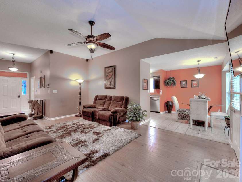 3102 Mintleaf Drive, Charlotte, NC 28269.  MLS# CAR4375220, YatesRealty ID 26888. 