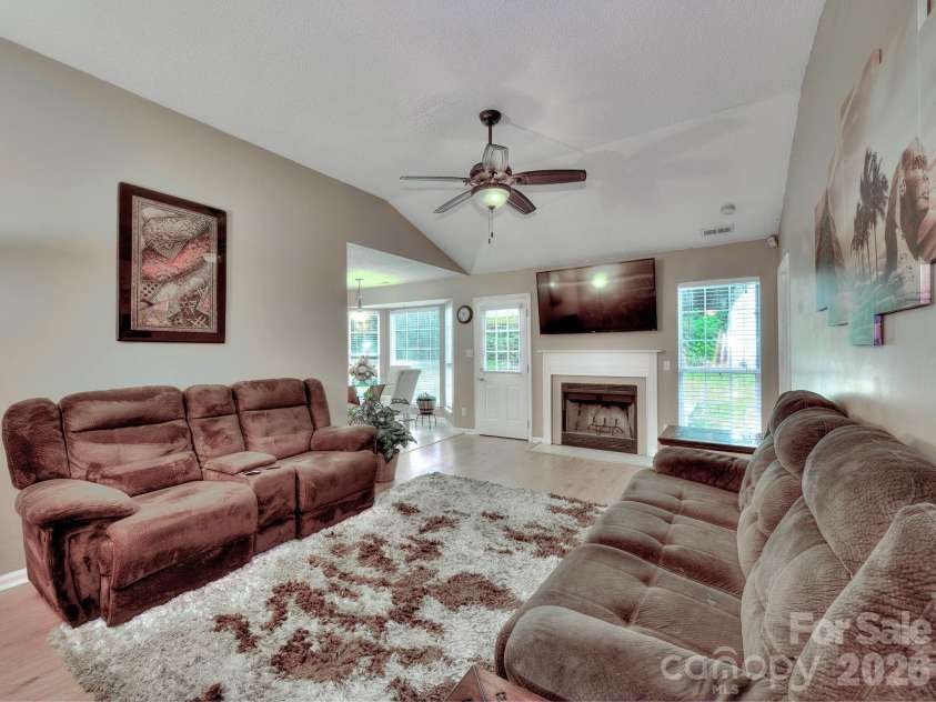 3102 Mintleaf Drive, Charlotte, NC 28269.  MLS# CAR4375220, YatesRealty ID 26888. 