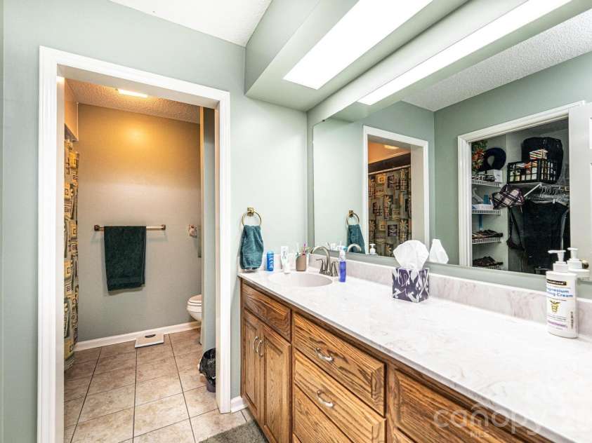 1788 12th Street, Hickory, NC 28601.  MLS# CAR4384775, YatesRealty ID 26892. Bath
