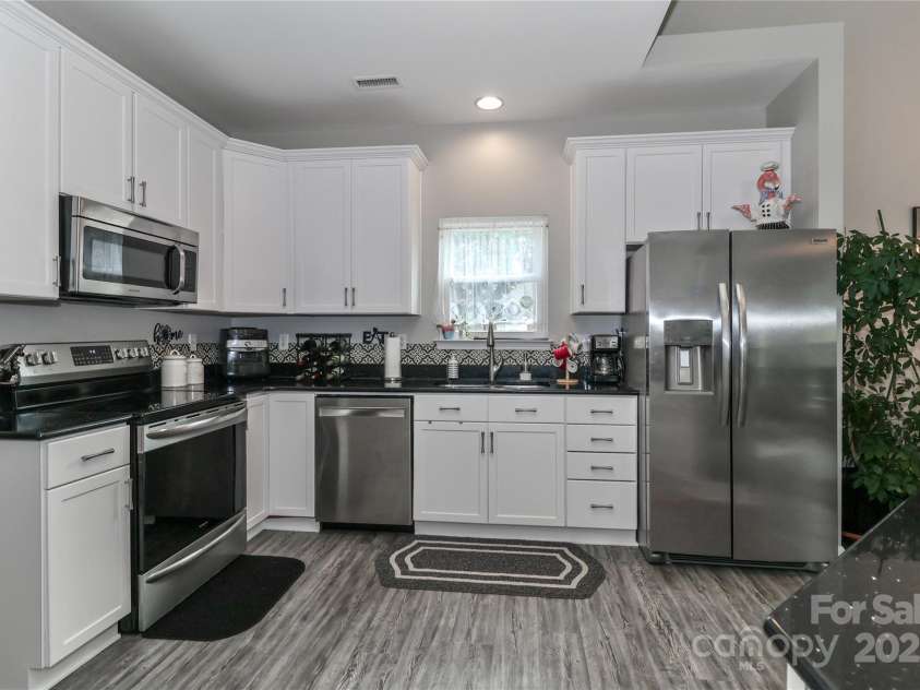 103 Pamlico Lane, Mooresville, NC 28117.  MLS# CAR4273321, YatesRealty ID 26894. 103 Pamlico Lane Kitchen