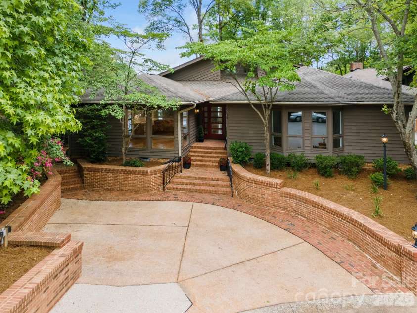449 Windward Drive, Davidson, NC 28036.  MLS# CAR4385167, YatesRealty ID 26894. 