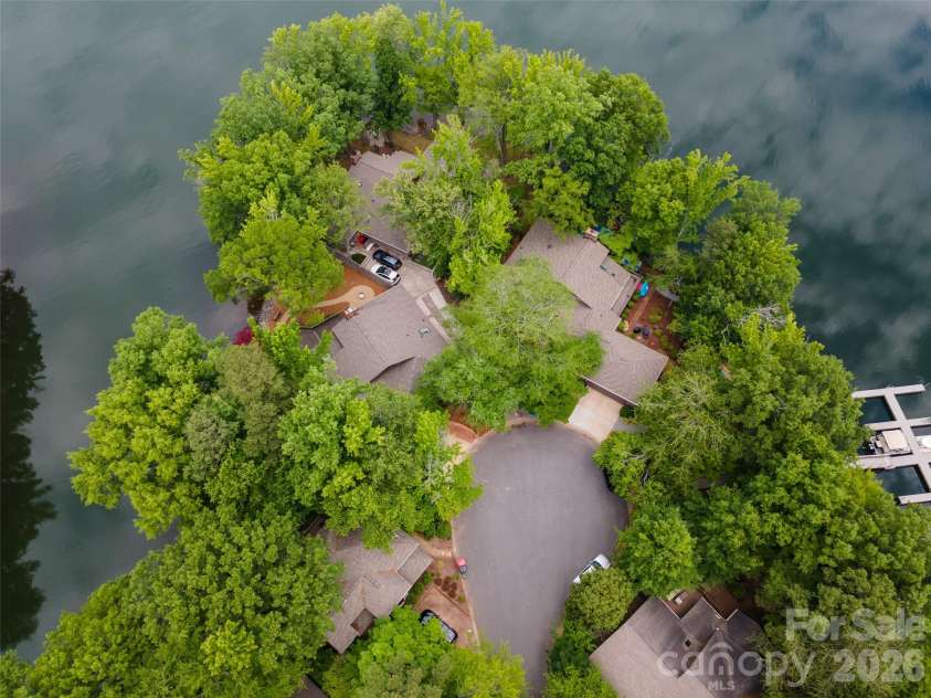 449 Windward Drive, Davidson, NC 28036.  MLS# CAR4385167, YatesRealty ID 26894. 