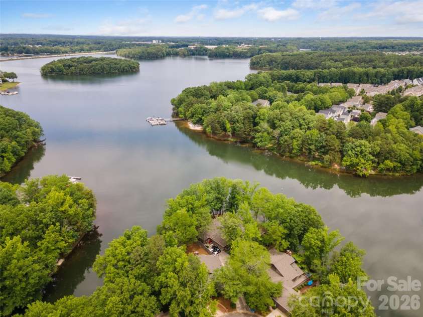 449 Windward Drive, Davidson, NC 28036.  MLS# CAR4385167, YatesRealty ID 26894. 