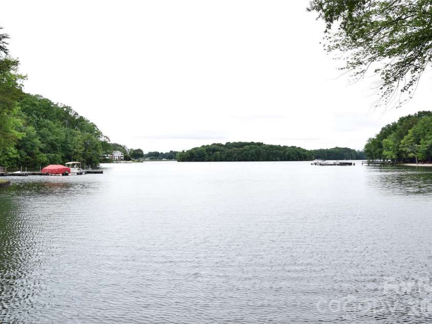 449 Windward Drive, Davidson, NC 28036.  MLS# CAR4385167, YatesRealty ID 26894. 