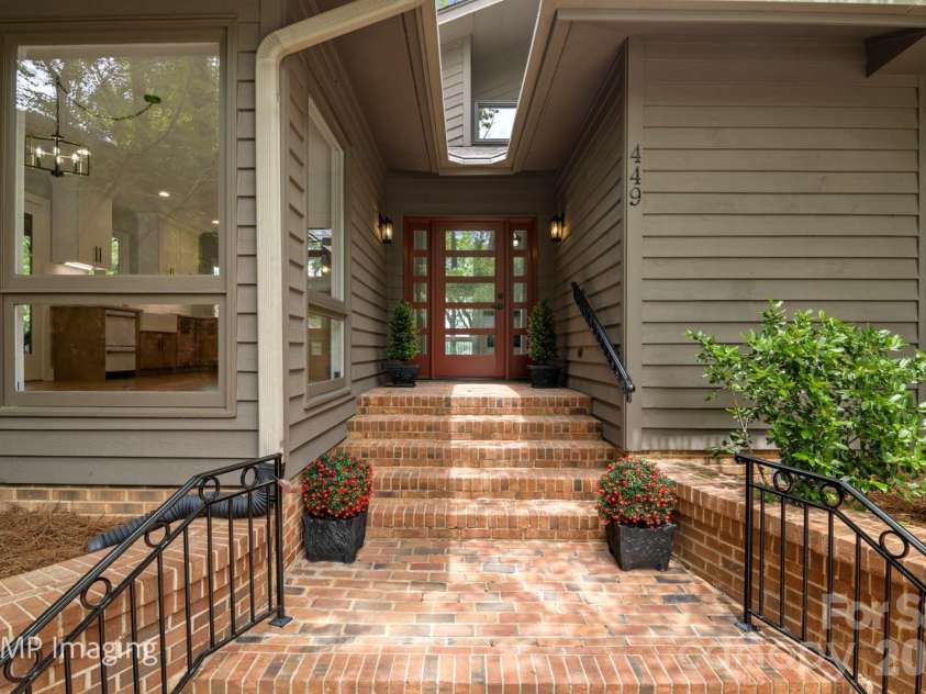 449 Windward Drive, Davidson, NC 28036.  MLS# CAR4385167, YatesRealty ID 26894. 