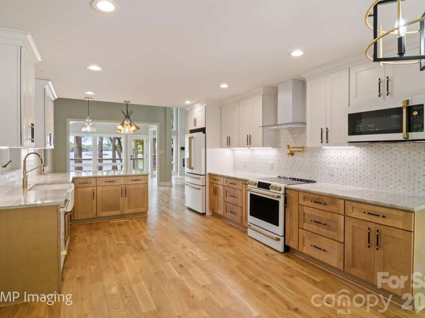 449 Windward Drive, Davidson, NC 28036.  MLS# CAR4385167, YatesRealty ID 26894. 