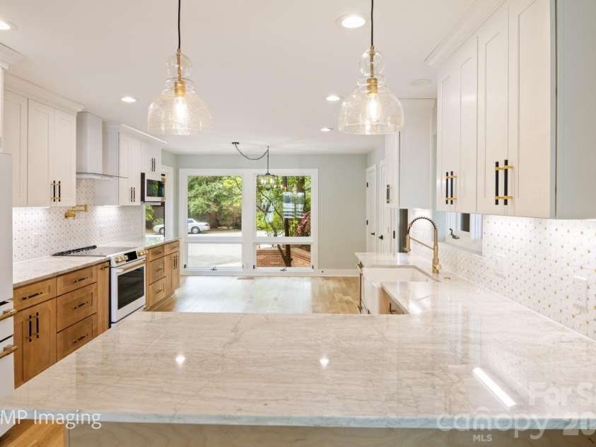449 Windward Drive, Davidson, NC 28036.  MLS# CAR4385167, YatesRealty ID 26894. 