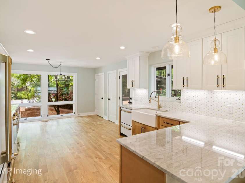 449 Windward Drive, Davidson, NC 28036.  MLS# CAR4385167, YatesRealty ID 26894. 