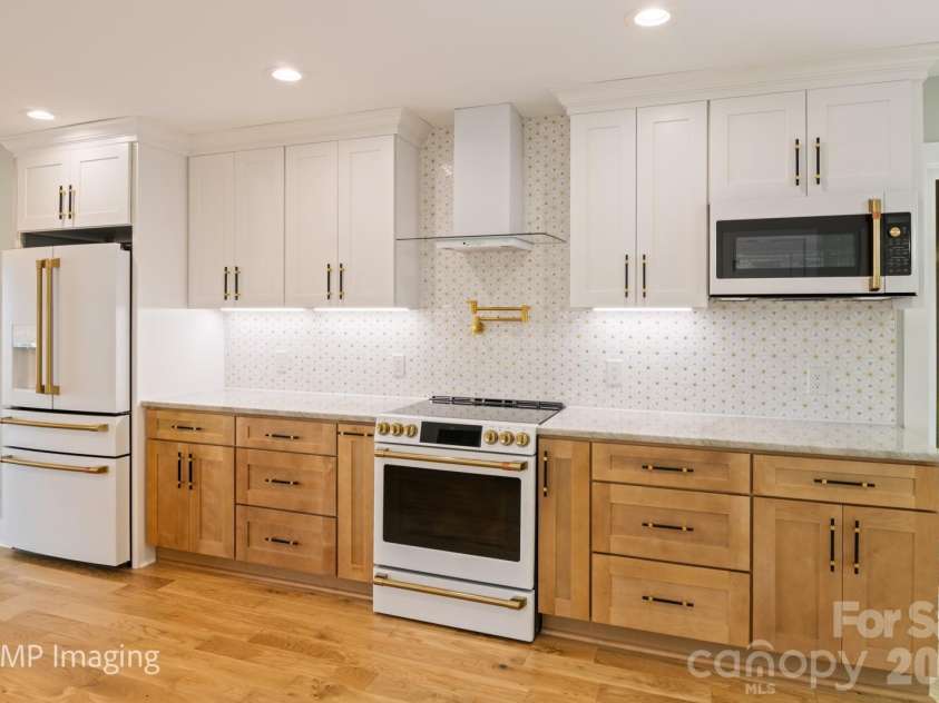 449 Windward Drive, Davidson, NC 28036.  MLS# CAR4385167, YatesRealty ID 26894. 