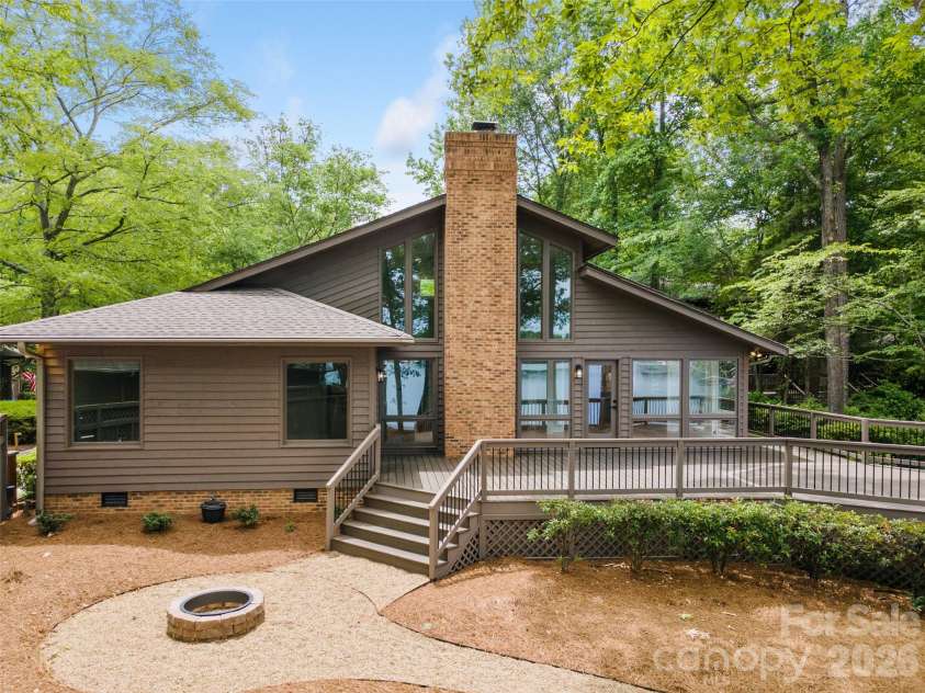 449 Windward Drive, Davidson, NC 28036.  MLS# CAR4385167, YatesRealty ID 26894. 