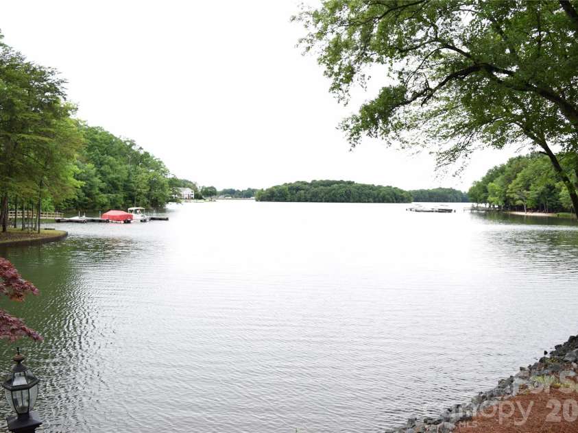 449 Windward Drive, Davidson, NC 28036.  MLS# CAR4385167, YatesRealty ID 26894. 