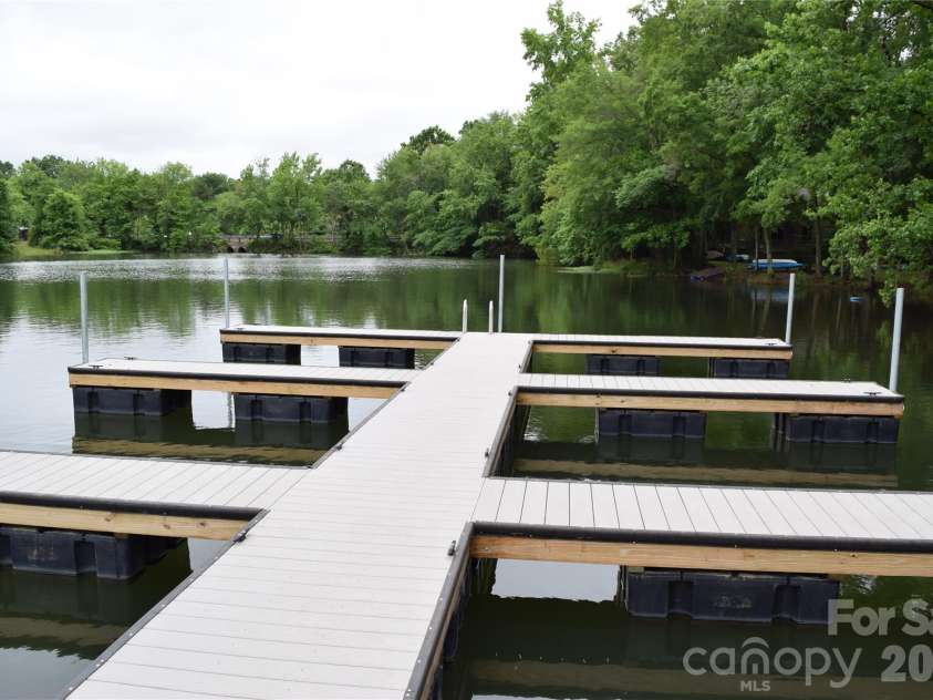 449 Windward Drive, Davidson, NC 28036.  MLS# CAR4385167, YatesRealty ID 26894. 