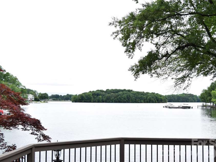 449 Windward Drive, Davidson, NC 28036.  MLS# CAR4385167, YatesRealty ID 26894. 