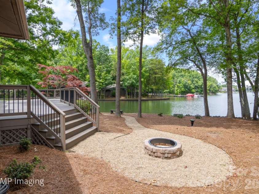 449 Windward Drive, Davidson, NC 28036.  MLS# CAR4385167, YatesRealty ID 26894. 