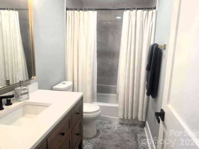449 Windward Drive, Davidson, NC 28036.  MLS# CAR4385167, YatesRealty ID 26894. 