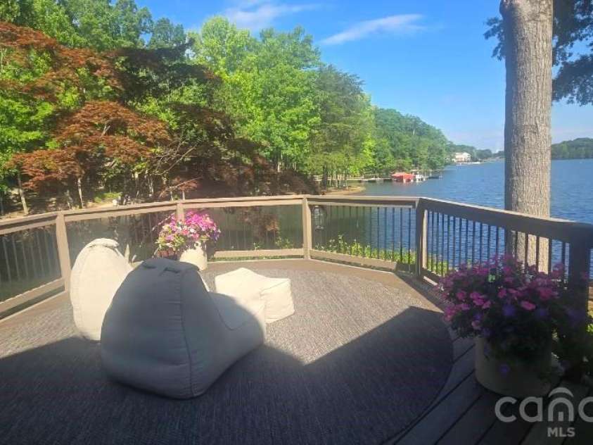 449 Windward Drive, Davidson, NC 28036.  MLS# CAR4385167, YatesRealty ID 26894. 