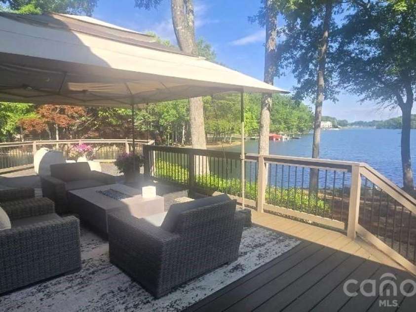449 Windward Drive, Davidson, NC 28036.  MLS# CAR4385167, YatesRealty ID 26894. 