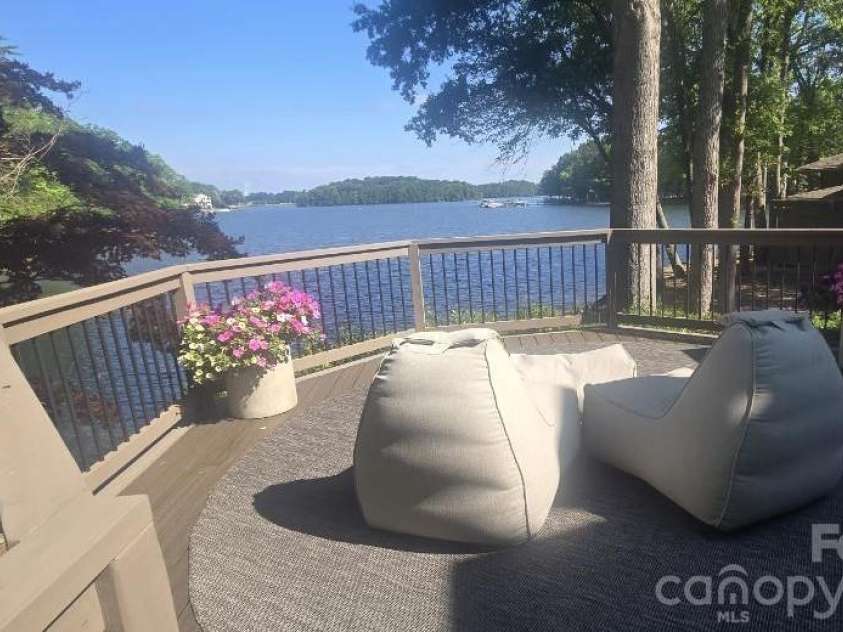 449 Windward Drive, Davidson, NC 28036.  MLS# CAR4385167, YatesRealty ID 26894. 