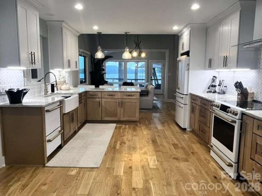 449 Windward Drive, Davidson, NC 28036.  MLS# CAR4385167, YatesRealty ID 26894. 