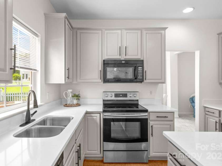 6720 Long Nook Lane, Indian Trail, NC 28079.  MLS# CAR4272978, YatesRealty ID 26895. Updated Kitchen, Quartz Counters