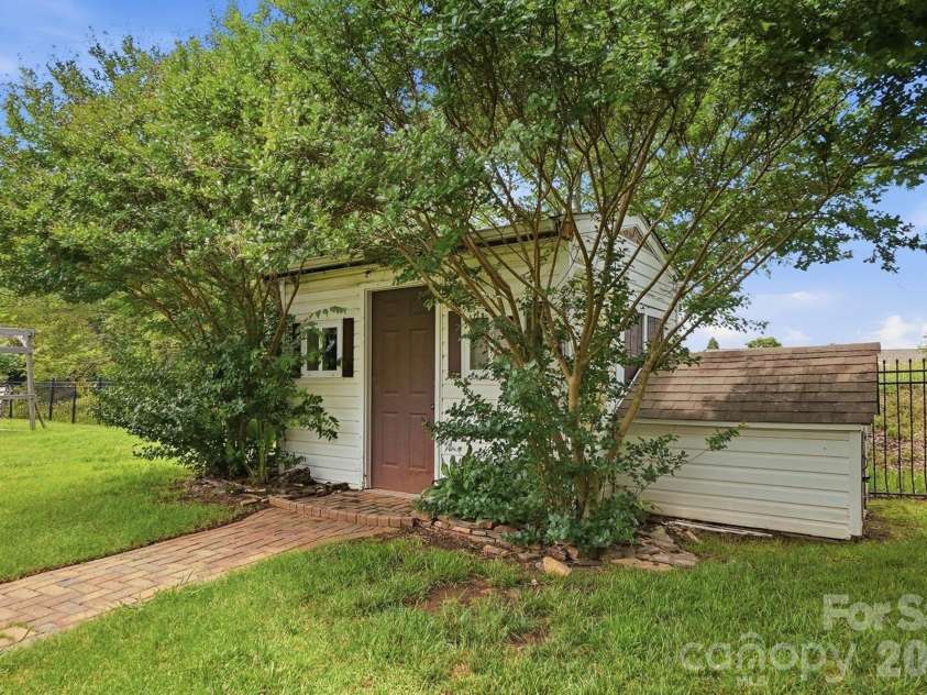 12610 Skymaster Court, Charlotte, NC 28278.  MLS# CAR4383021, YatesRealty ID 26898. 