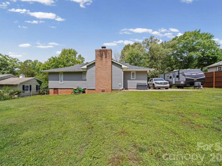 1650 Forest Lake Drive, Rock Hill, SC 29732.  MLS# CAR4384321, YatesRealty ID 26899. 