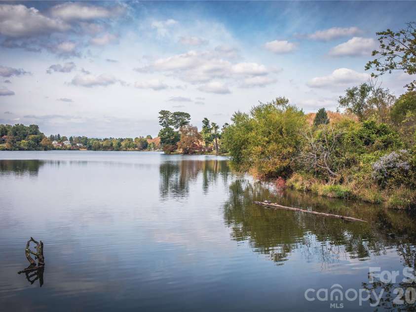 611 Storybook Villas Trail, Asheville, NC 28804.  MLS# CAR4325306, YatesRealty ID 2690. Nearby Beaver Lake