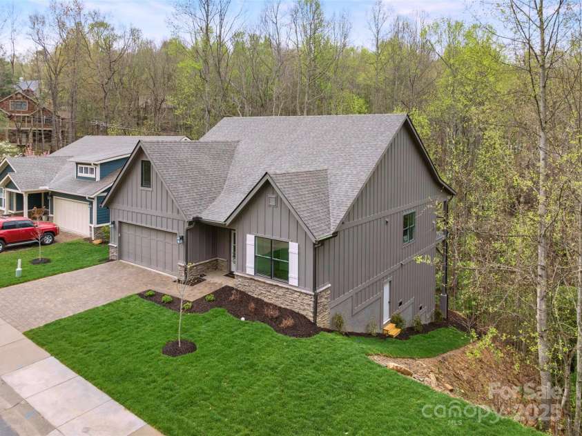 31 Hogans View Circle, Hendersonville, NC 28739.  MLS# CAR4244004, YatesRealty ID 26907. 