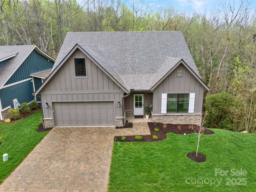 31 Hogans View Circle, Hendersonville, NC 28739.  MLS# CAR4244004, YatesRealty ID 26907. 